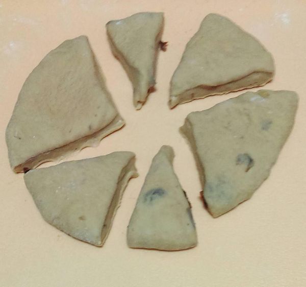 小麵糰桿圓形,切不等之6份