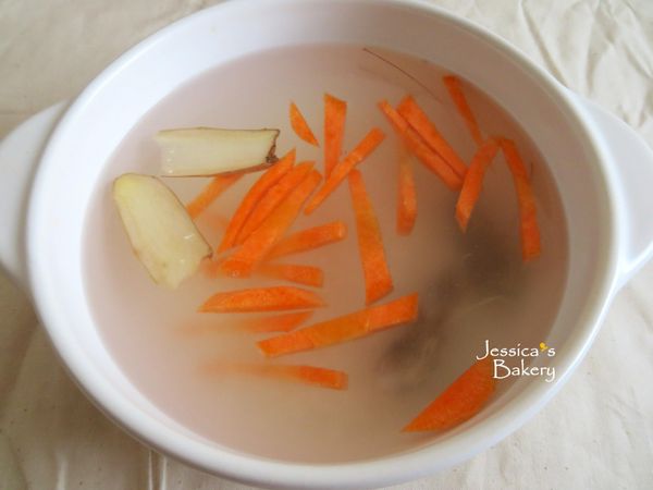 白米洗淨放入砂鍋，加入水、紅蘿蔔絲、薑片和蝦頭，蓋上鍋蓋用中小火煮滾後，轉小火燉煮10分(約5分後開蓋拌開底部的米粒，避免黏鍋)。