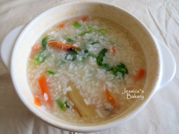 開蓋加入蝦仁、蔬菜、鹽拌勻，蓋上鍋蓋再續煮2分。