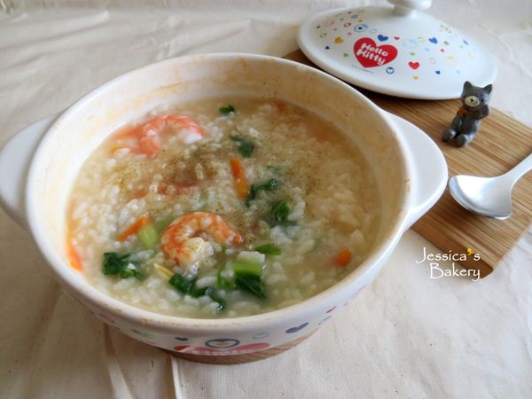 關火後，挑掉蝦頭，放入胡椒粉拌勻，鮮蝦砂鍋粥完成！