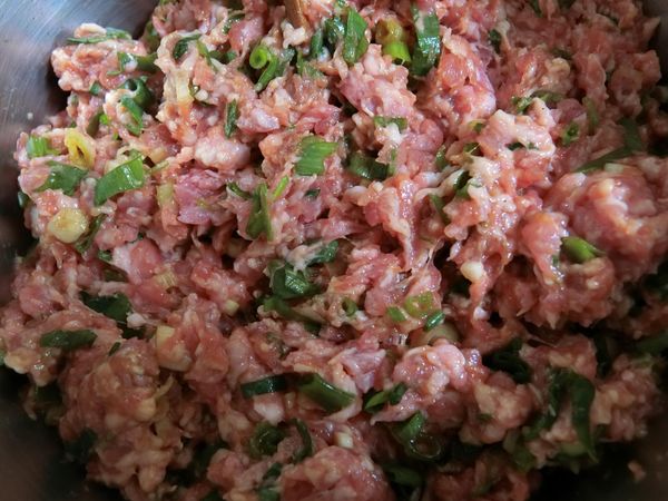 青蔥洗淨切末，絞肉加入醃肉料，蔥末，醃製備用