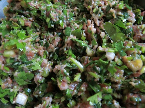 將韭菜，香菜末加入絞肉中拌勻