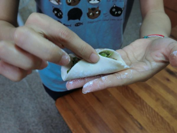 取適量肉餡包入水餃皮中