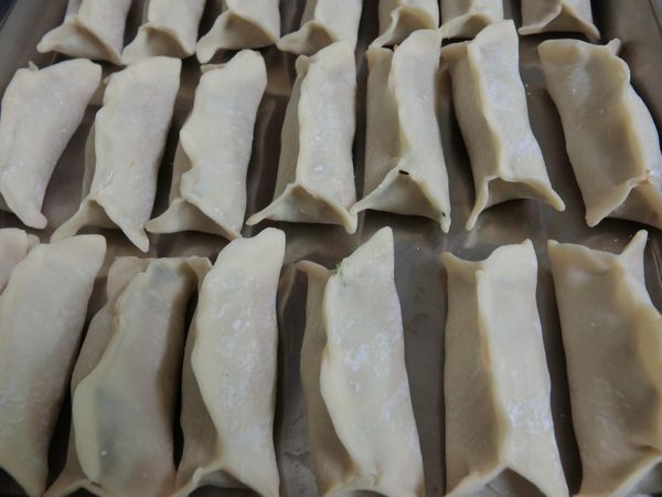 包成長形鍋貼狀