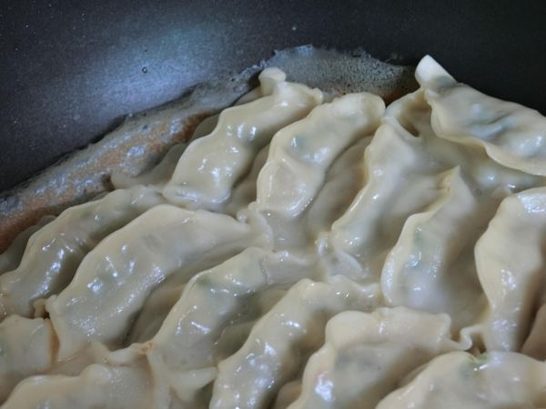 鍋邊有捲曲微黃的麵糊脆片，即可起鍋