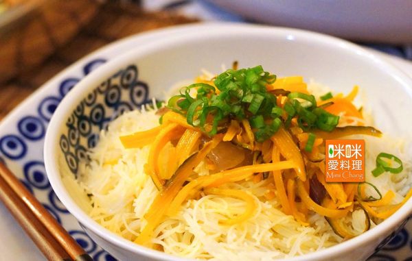 蒸好後先將米粉盛碗，將先前留存在炒鍋的南瓜絲鋪上，再撒上蔥花，淋上鍋底的油，即可上桌。