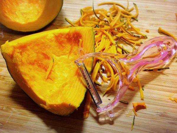 將南瓜切開，連皮一起刨絲。