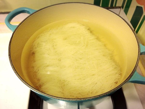 將米粉泡在溫水中10分鐘變軟。