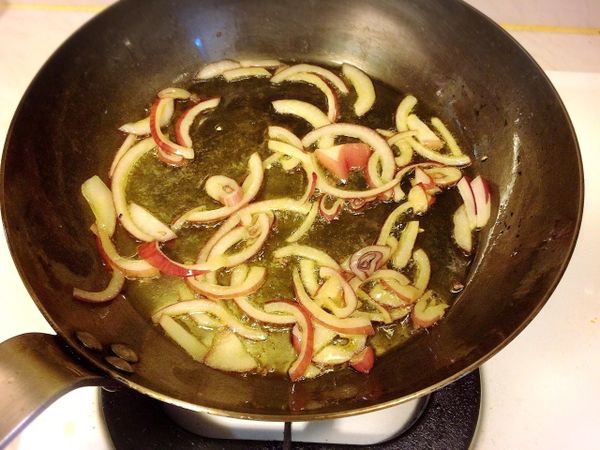 熱鍋加1大匙油，爆香蒜末及紅蔥頭，不要炒到軟爛，約2分鐘即撈起備用。