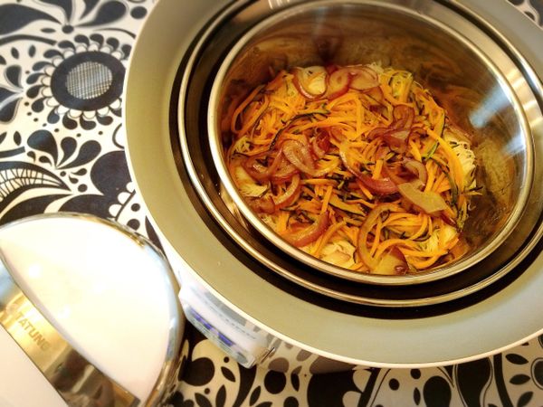 將泡軟的米粉放進電鍋內鍋，鋪上炒好的蒜頭、紅蔥頭、南瓜絲，將鹽先溶於水中，倒入內鍋與米粉齊高，水量可自行加減。外鍋放1米杯水，使用大同AI電鍋選擇炊飯功能。