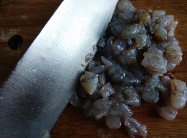 將草蝦洗淨，剝去外殼和挑去腸泥後，利用刀子剁成蝦泥備用。