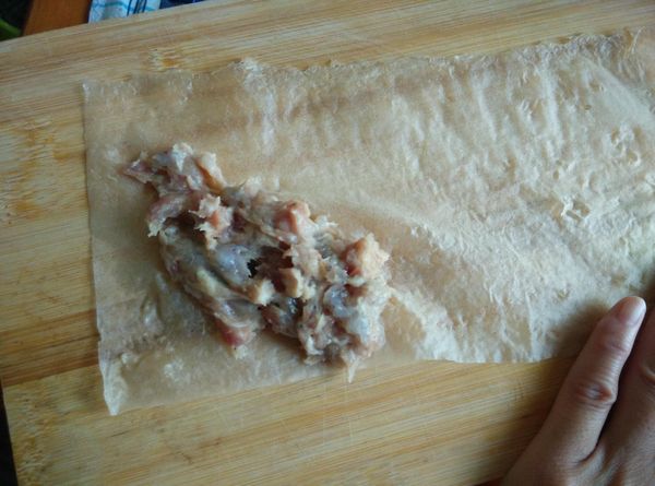 取一張雞捲皮（一般零售店有賣）裁成4張長條狀，將拌好的食材放置在雞捲皮前端1/4處，記得是以斜放方式進行，這樣子比較好捲。