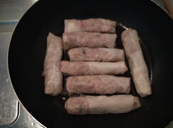 一次將所有的蝦捲做完，熱鍋，放入1小匙的橄欖油，將所有蝦捲排入，利用中小火慢煎，因為食材內有難熟的豬絞肉，所以使用中小火可以將蝦捲外皮煎得金黃，內餡熟透不乾柴。