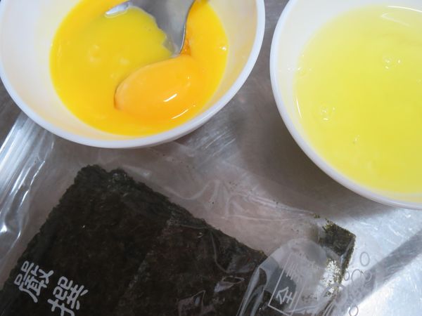 蛋白、蛋黃分開。