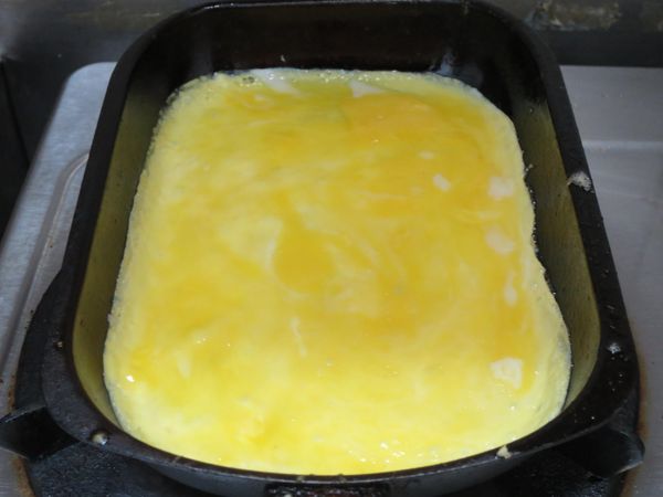 熱油鍋、蛋黃液放入，小火煎熟。