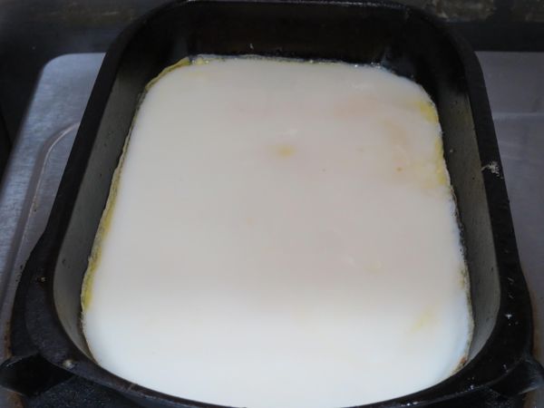 蛋白液只加2顆蛋白的份量，煎熟。我是蛋黃第一層，蛋白直接煎第二層。
若沒把握，請分開煎。