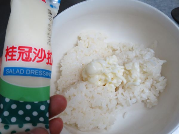 溫飯加沙拉醬1/2大匙拌勻，成沙拉米飯。略放涼。