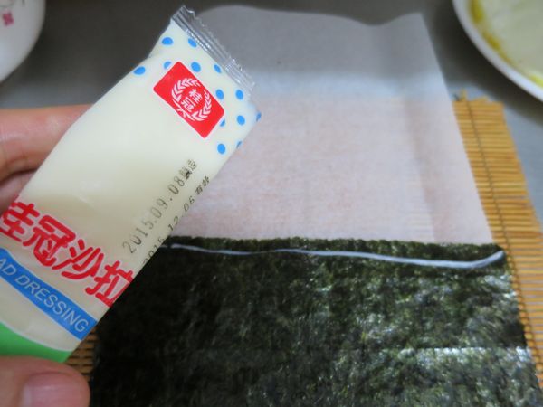 海苔片若不夠寬或不夠長，可用沙拉醬當黏貼工具，讓海苔片加長或加寬。。