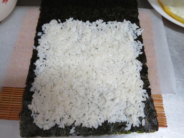 第二層為沙拉米飯鋪平。