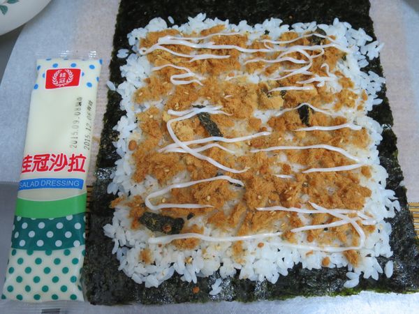 第三層肉鬆鋪平，沙拉醬少許。