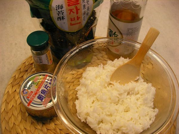將壽司醋拌入溫白飯裡。