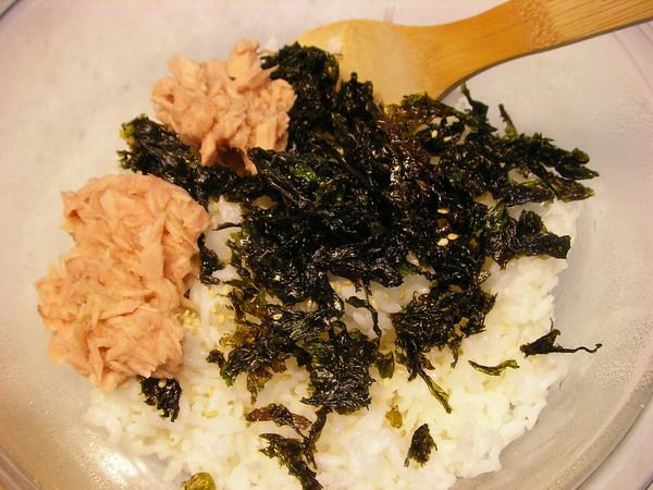 翻箱倒櫃找到什麼加什麼，舉凡鮪魚、香鬆、芝麻、菠菜末、蔬菜丁。拌勻。