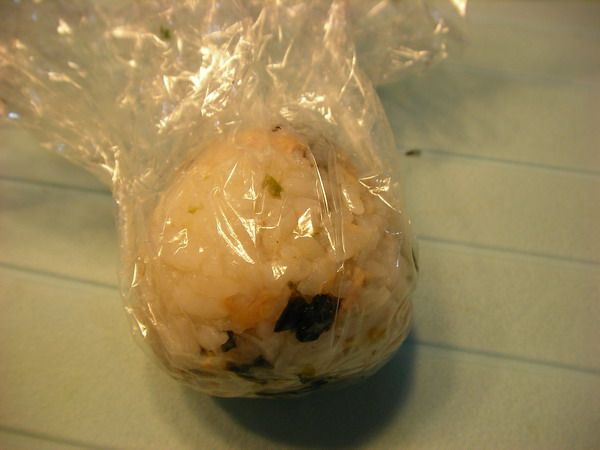 用保鮮膜整型，愛捏什麼就捏什麼，我沒創意只捏圓球狀。