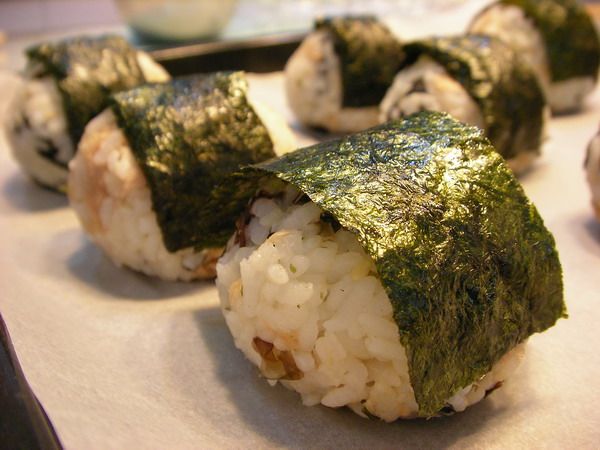 白味增+味霖調勻，飯糰蓋上原本山海苔片，烤箱165~200度預熱，送入烤箱5分鐘，取出塗上白味增醬，再送入烤箱續烤，不烤焦為原則。