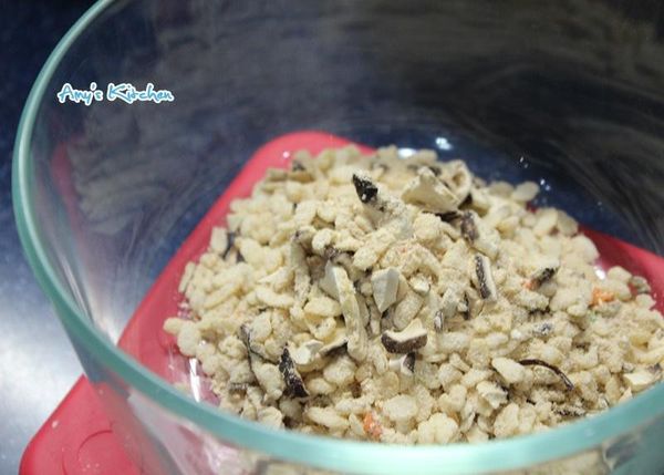 把薑汁豬肉粥打開倒出來先放置一旁。