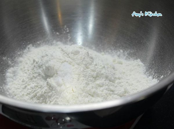 接著秤重高筋麵粉120g、太白粉30g、薑汁豬肉粥全都放在大碗裡。