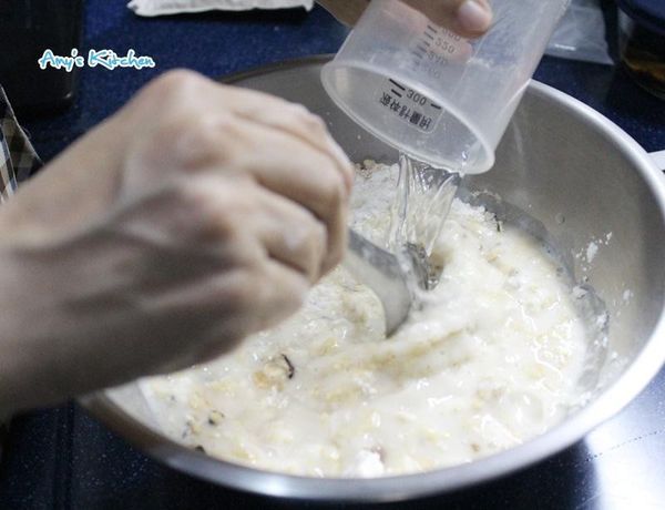 再加入少許鹽巴，以及350cc的水，然後不斷地攪拌均勻。（用打蛋器攪拌）
