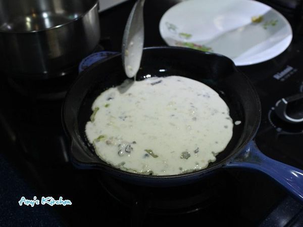 使用小的平底鍋(才能煎3-4塊的蛋餅)，倒油熱鍋，攪拌均勻後倒入鍋子，這時都要開中小火，大火容易燒焦。