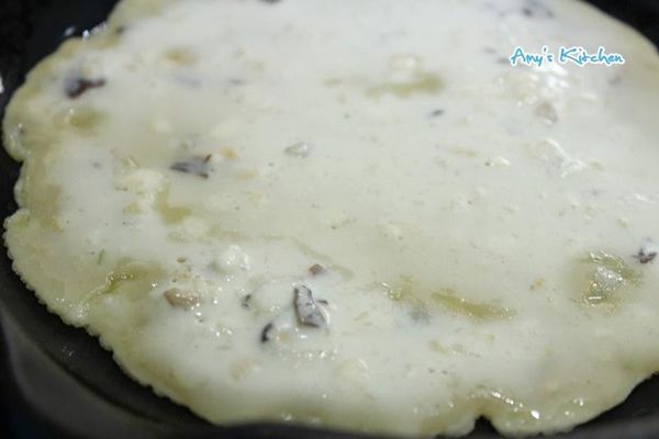 鍋內粉漿變成透明時就可以翻面