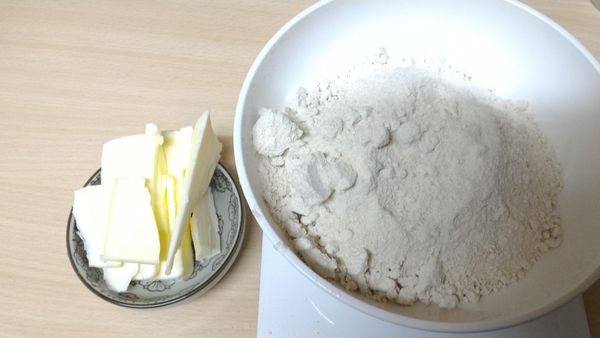 將大河川鬆餅粉與無鹽奶油(未軟化，切小塊)以手指搓合。