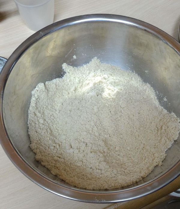 搓合後會像細沙般的樣子。此時再加入砂糖。