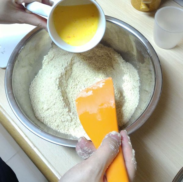 將主恩鮮奶與雞蛋打勻後逐次加入麵粉中混合。
使用切拌方式，避免麵粉出筋。然後送入冰箱冷藏30分鐘。