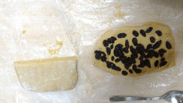 冷藏後的麵團取出，利用擀麵棍擀薄，對折幾次，最後將麵團擀成2.5cm厚。
如果要製作葡萄乾Scone，可以在這個步驟加入適量的葡萄乾。