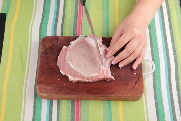 輕切豬扒表面，薑、蒜頭切成茸，備用。