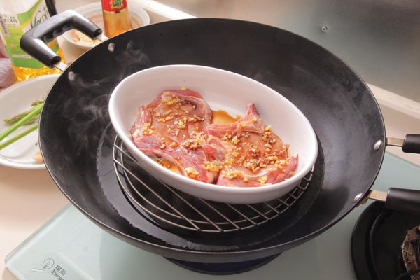 將豬扒放入碟中，隔水蒸15分鐘，即成。