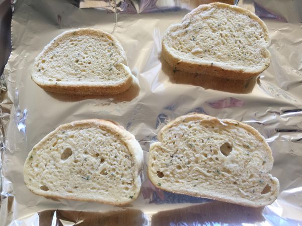 大蒜麵包先進烤箱
預熱至176度，烤10-12分鐘