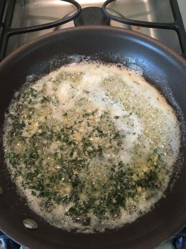 等待同時，熱鍋放入奶油，大蒜，巴西利炒香。
大蒜香味出來後就可以關火。