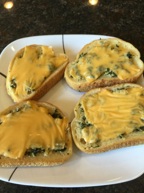 放進烤箱中烤個一分鐘，起士融化即可。