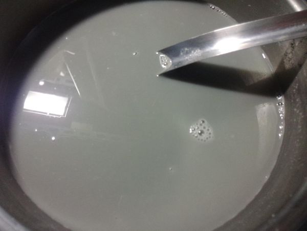 無糖也是很好喝，若要加砂糖在此步驟。自己煮的豆漿熱熱喝，好喝又營養