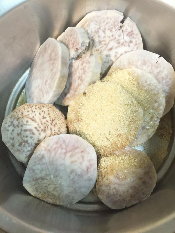 芋頭切片，放入大同電鍋中蒸煮，外鍋一杯水跳起，悶5分鐘，在加入糖和太白粉＋少許的水壓成泥（若要芋泥吃起來更彈，太白粉量可自行增加一些)