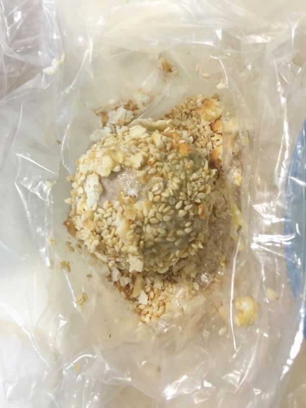 依序沾上麵粉、蛋液丶蘇打餅粉（蘇打餅事先壓成粉狀和白芝麻混合在一起⋯⋯）