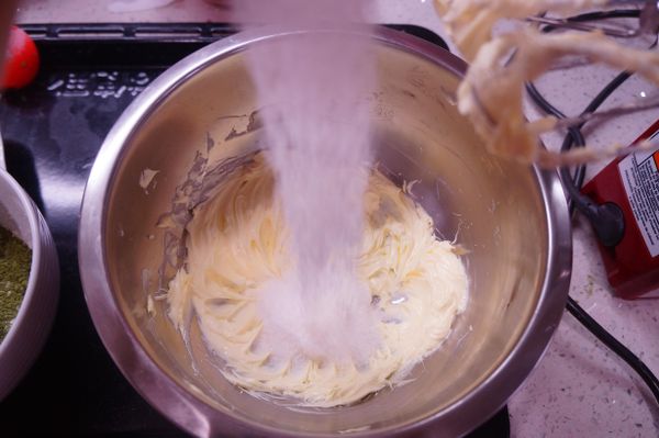 無鹽奶油確實打發到毛茸茸狀,
加入糖粉,再打發到乳白色