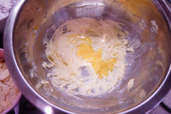 加入少量蛋液 用攪拌器打發到完成融合,
再同樣手法,再兩次加入全蛋液,
不可以有油水分離,無鹽奶油一定要完全鬆發到變白