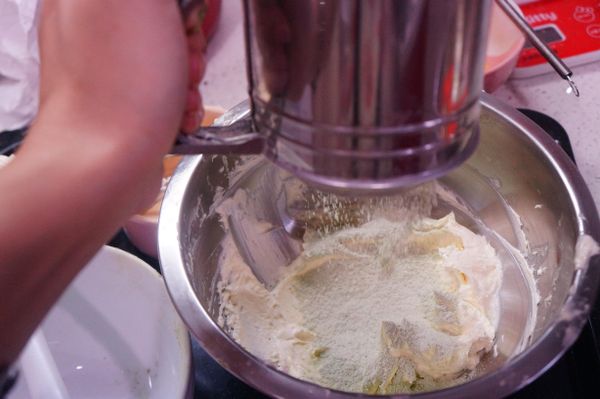 過篩好[粉料]三次後,
分三次加入無鹽奶油鍋中,
用壓拌壓拌的手法慢慢融合
(不要急,手法要輕柔,餅乾就會超好吃)