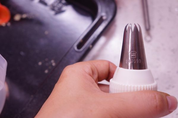 將麵團裝入擠花袋中,
我是用三能SN-7093花嘴