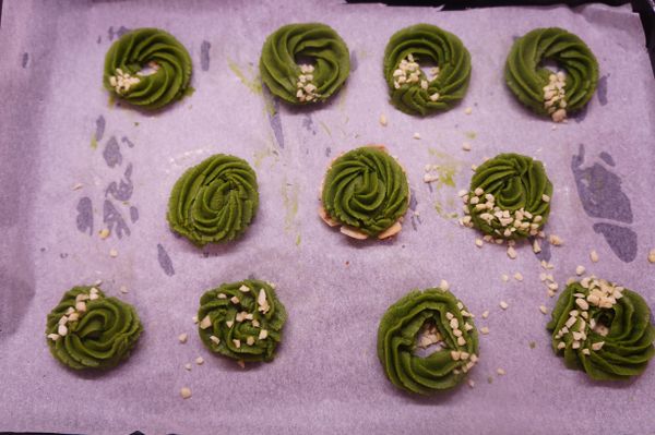 擠出漂亮的薔薇花,杏仁角裝飾一下
先放入冰箱定形30分